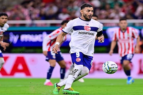 ¡Panenka de Alexis Vega! Golazo de penal que fue abucheado por todo el estadio de Chivas (VIDEO)
