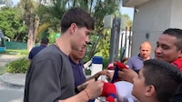Hormiga González atendió a más de 100 aficionados de Chivas para despedirse rumbo a Grecia