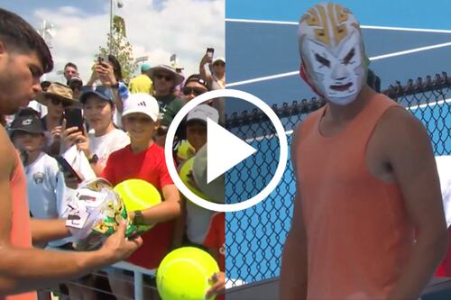 Carlos Alcaraz recibe máscara de Dr. Wagner Jr. y así la presume (VIDEO)