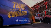 Aficionados lanzaron objetos al camión de Tigres previo a su partido contra Atlas (VIDEO)