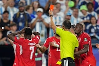 IFAB revela que hubo ‘mal uso del VAR’ en el Argentina vs Suiza y Embolo NO debía ser EXPULSADO