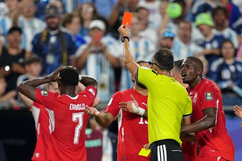 IFAB revela que hubo ‘mal uso del VAR’ en el Argentina vs Suiza y Embolo NO debía ser EXPULSADO
