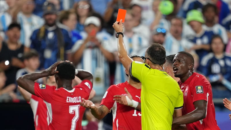 IFAB revela que hubo ‘mal uso del VAR’ en el Argentina vs Suiza y Embolo NO debía ser EXPULSADO