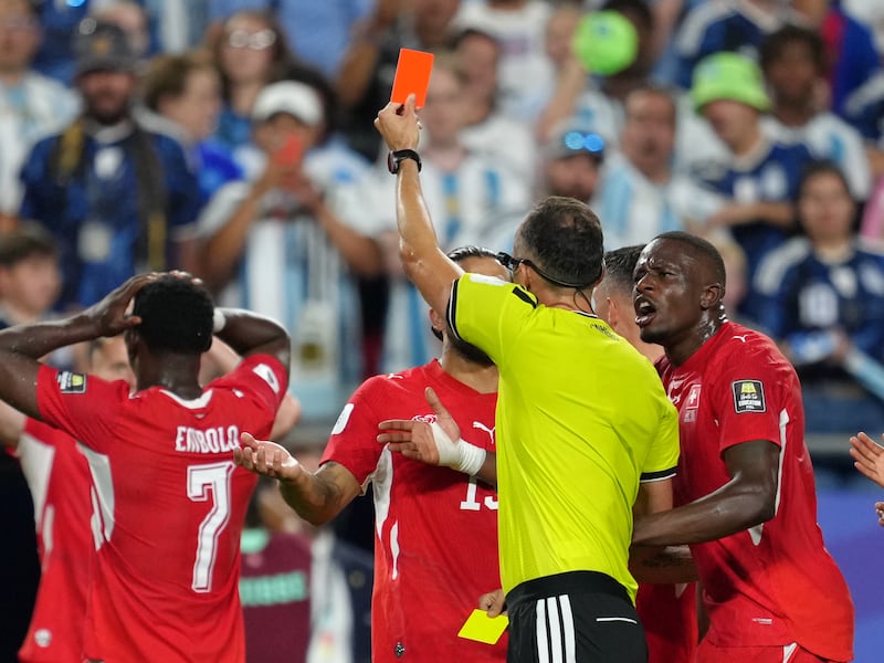 IFAB revela que hubo ‘mal uso del VAR’ en el Argentina vs Suiza y Embolo NO debía ser EXPULSADO