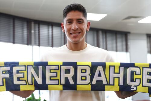 ¡Edson Álvarez llega a Turquía para exámenes médicos! Fenerbahçe reporta principio de acuerdo