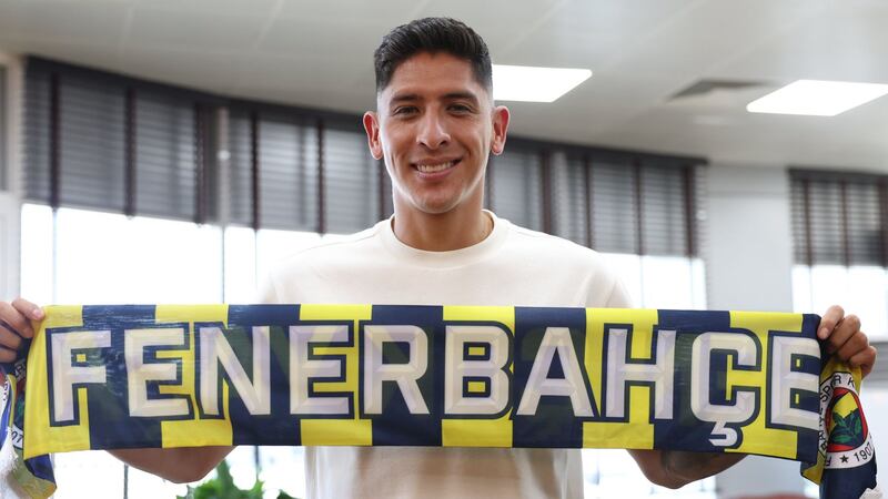¡Edson Álvarez llega a Turquía para exámenes médicos! Fenerbahçe reporta principio de acuerdo