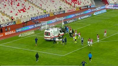 Enner Valencia tuvo que ser retirado en ambulancia tras sufrir un golpe en la cabeza