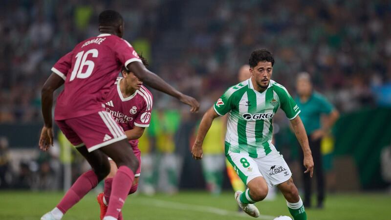 Con Álvaro Fidalgo, Betis sorprendió al Real Madrid en casa; Kylian Mbappé falló un penal