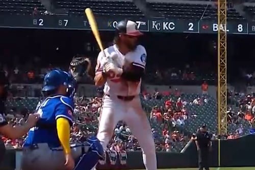 ¡Se vaciaron las bancas! Pelotazo a Blaze Alexander le provoca FRACTURA en el Royals-Orioles