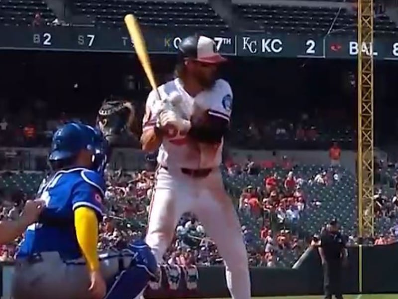¡Se vaciaron las bancas! Pelotazo a Blaze Alexander le provoca FRACTURA en el Royals-Orioles