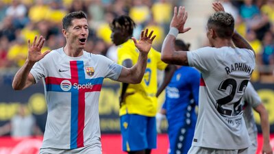 Lewandowski asistió y marcó un tanto frente al Cádiz.