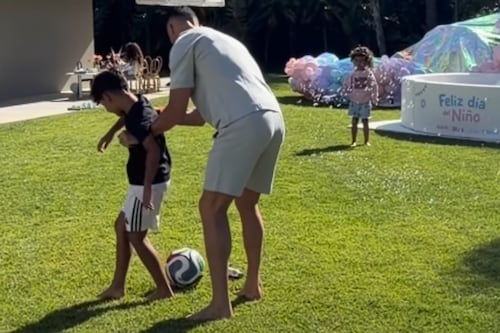 Cristiano Ronaldo enseña uno de sus clásicos trucos a su hijo Mateo, ¿heredó su talento? (VIDEO)