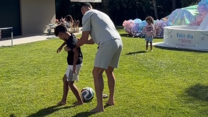 Cristiano Ronaldo enseña uno de sus clásicos trucos a su hijo Mateo, ¿heredó su talento? (VIDEO)