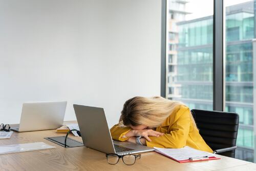 Si fallece un familiar, ¿te puedes ausentar del trabajo o TE DESPIDEN por faltar? Esto dice la LFT