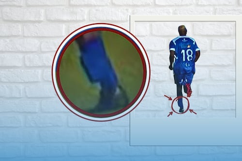 Futbolista brasileño juega con tobillera electrónica, tras salir de la cárcel, ¡y puede ser campeón!