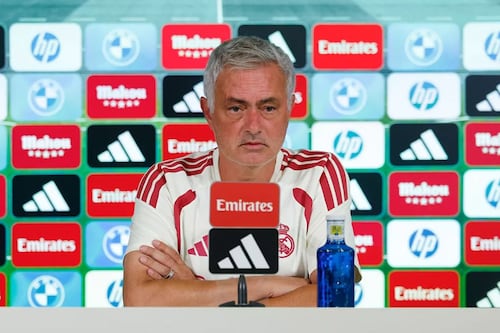 José Mourinho lanza indirecta al arbitraje tras penales a favor del Barcelona y Atlético de Madrid