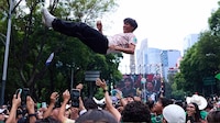 Aficionados despiden al Tri en el Ángel de la Independencia tras su eliminación del Mundial 2026