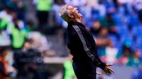‘No hay delanteros’: Javier Aguirre se hace de palabras con aficionado del Valencia (VIDEO)
