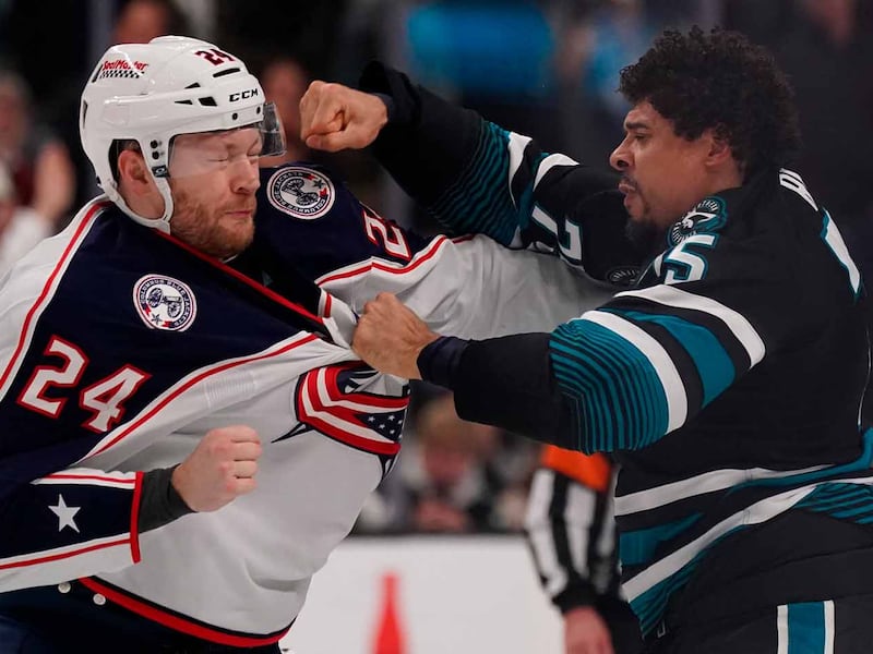 ¡Mejores que Canelo! Dos jugadores de NHL protagonizan BRUTAL PELEA a puño limpio (VIDEO)