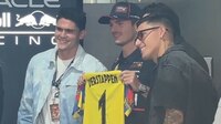 Jugadores del América fueron al GP de México y le regalaron un JERSEY a Max Verstappen (VIDEO)