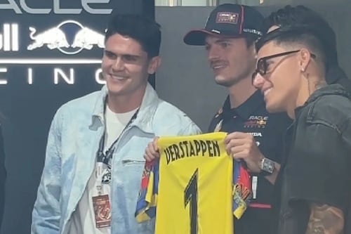 Jugadores del América fueron al GP de México y le regalaron un JERSEY a Max Verstappen (VIDEO)
