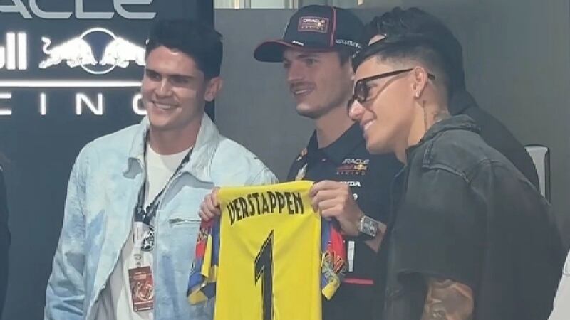 Jugadores del América fueron al GP de México y le regalaron un JERSEY a Max Verstappen (VIDEO)