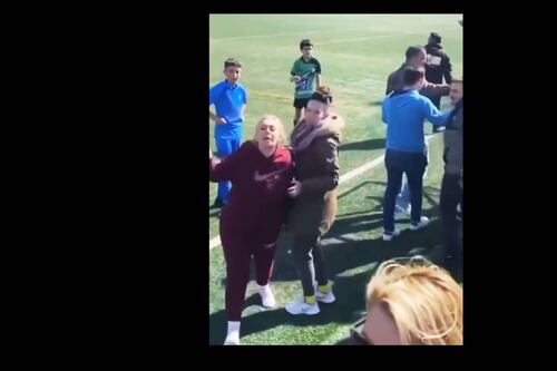 Insultos y violencia de una madre en partido de categorías menores en Marbella (VIDEO)