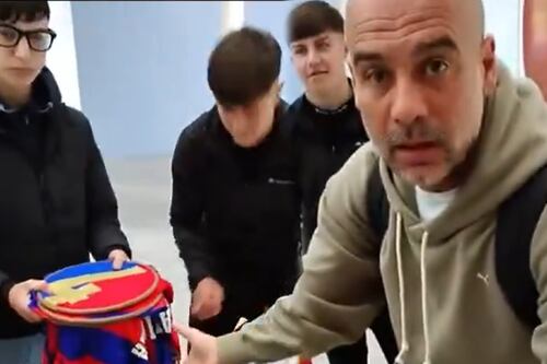 ‘Vayan a la escuela, no firmaré más’: Guardiola explota contra presuntos ‘vendedores de autógrafos’