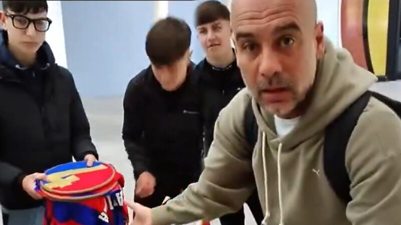 ‘Vayan a la escuela, no firmaré más’: Guardiola explota contra presuntos ‘vendedores de autógrafos’