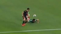 ¡Pedía falta! Jeremy Márquez se equivocó feo y le costó el gol del 1-0 a México ante Perú (VIDEO)