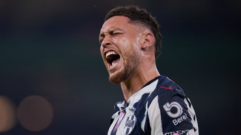 Lucas Ocampos estará fuera de la pretemporada de Rayados tras presentar una parálisis facial