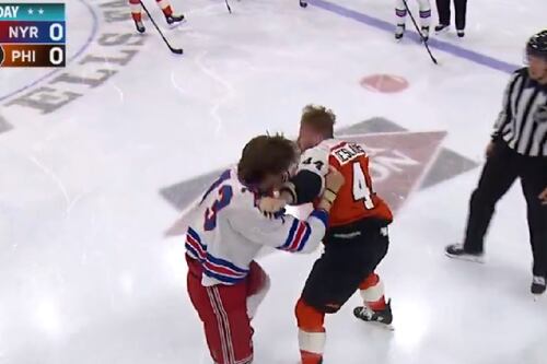 Jugadores se agarran a GOLPES frente a los árbitros en NHL, pero está permitido por REGLAMENTO desde hace AÑOS