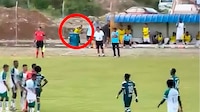 Futbolista de Ecuador agredió a PEDRADAS a un árbitro y se escondió detrás de un barril (VIDEO)
