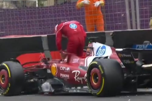 ¡Ferrari en problemas! Charles Leclerc CHOCÓ en qualy del GP de Azerbaiyán y provocó bandera roja (VIDEO)