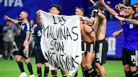 Inglaterra pide castigo contra Argentina tras polémica por pancarta sobre las Malvinas; FIFA ya investiga