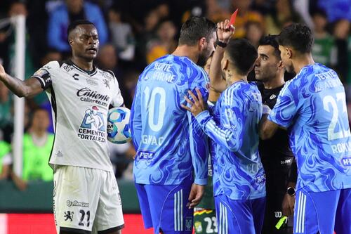 Gignac recibe su primera ROJA tras una DÉCADA en México, por encarar a Adonai Escobedo y dar CODAZO