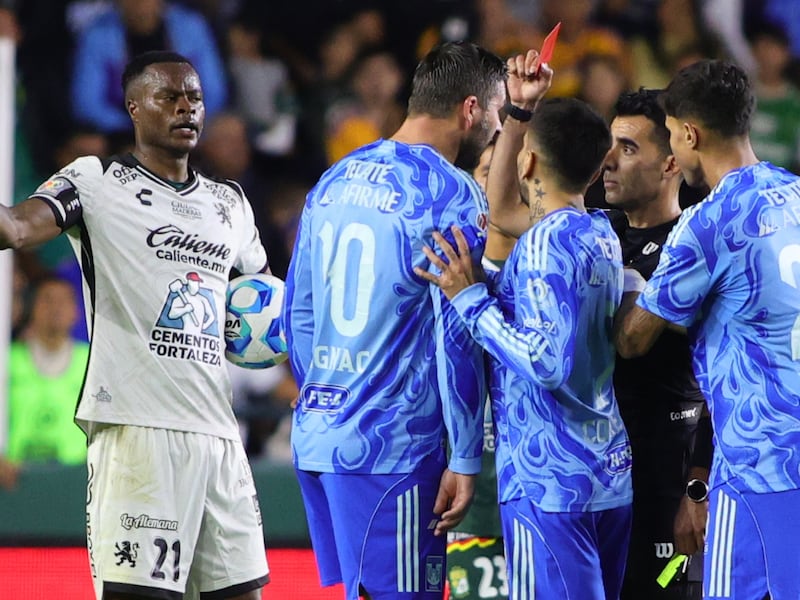 Gignac recibe su primera ROJA tras una DÉCADA en México, por encarar a Adonai Escobedo y dar CODAZO