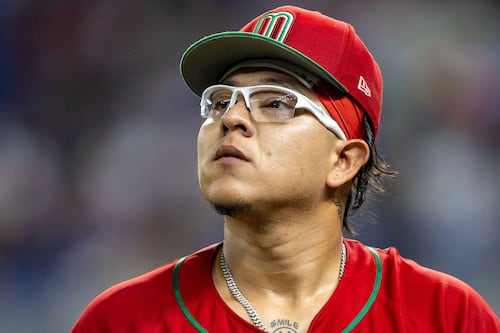 Julio Urías, acusado de violencia doméstica, tiene varias ofertas para volver a MLB