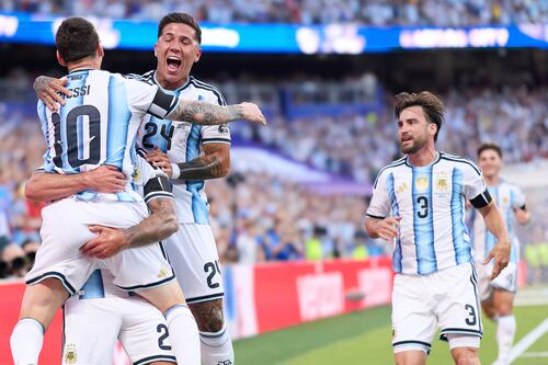 Argentina llegó al estadio PROVOCANDO a Inglaterra: Bajaron del bus cantando ‘el que no salte es inglés’