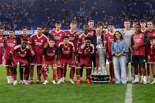 Real Madrid ganó su primer trofeo con Mourinho de la temporada utilizando nuevo uniforme rosa