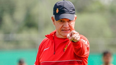 Javier Aguirre reconoció que están con el agua en el cuello.