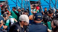 Portazo en Fan Fest del Zócalo; afición de México provoca caos para ver el partido inaugural (VIDEO)