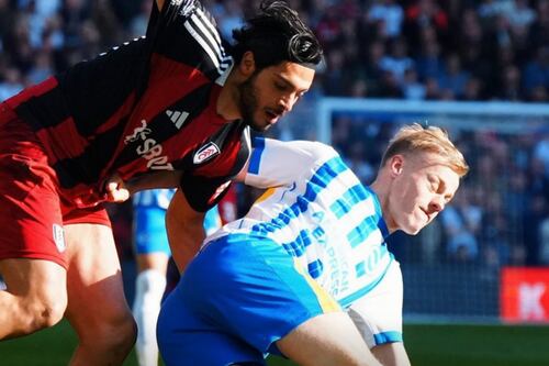 ¡Remontada histórica! Pese a GOLAZO de Raúl Jiménez, Fulham tropieza ante Brighton (VIDEO)