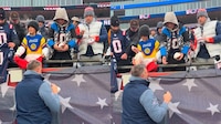 Niño aficionado del América apareció en primera fila de los NFL Playoffs para pedir autógrafos (VIDEO)
