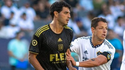 Carlos Vela y "Chicharito" Hernández se enfrentarán esta noche en los Playoffs de la MLS.