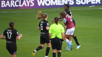 Hawa Cissoko le tiró tres puñetazos a Sarah Mayling, jugadora del Aston Villa.