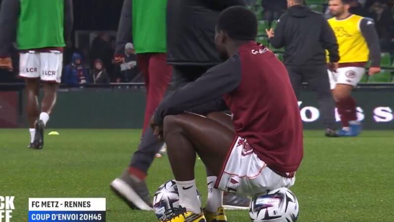 Jugador se negó a calentar al enterarse que sería SUPLENTE; DT lo dejó sin jugar y perdieron 1-0