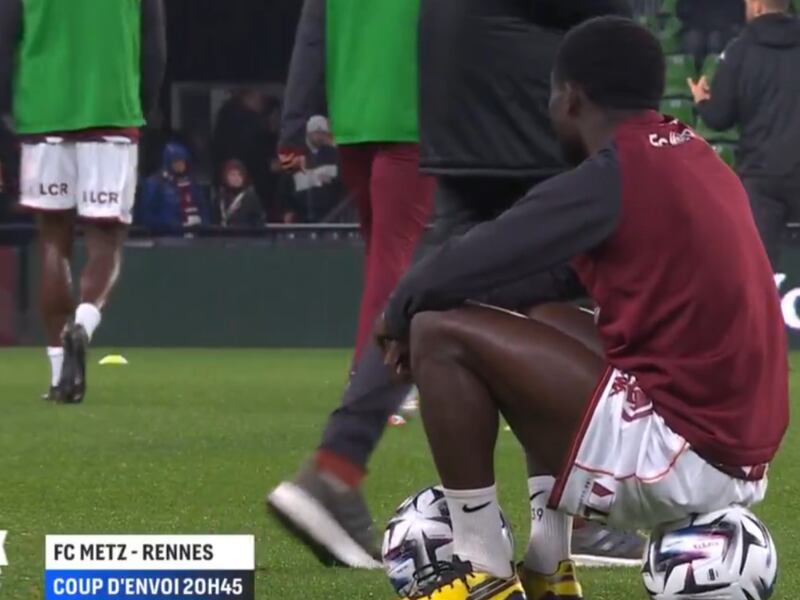 Jugador se negó a calentar al enterarse que sería SUPLENTE; DT lo dejó sin jugar y perdieron 1-0