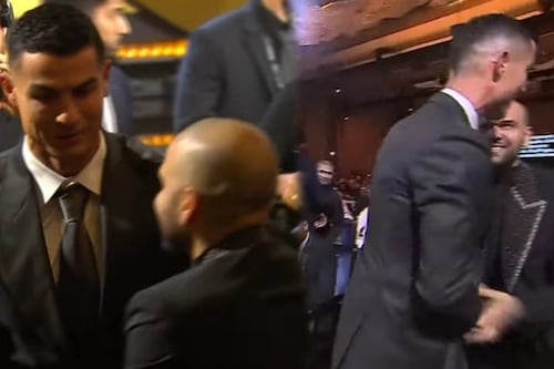 Dani Alves y Cristiano Ronaldo protagonizan emotivo abrazo en los Globe Soccer Awards