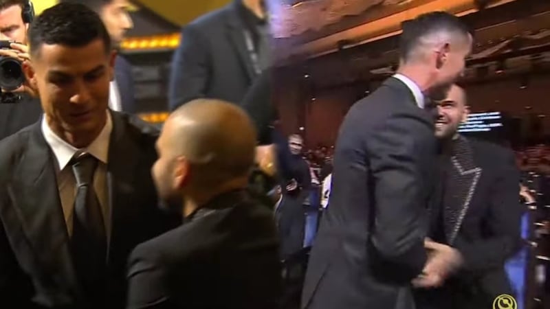Dani Alves y Cristiano Ronaldo protagonizan emotivo abrazo en los Globe Soccer Awards